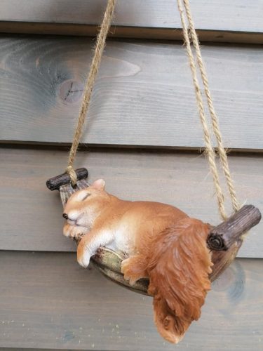 Mókus függőágyban szobor