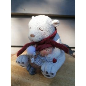 Ülő jegesmaci kislánnyal