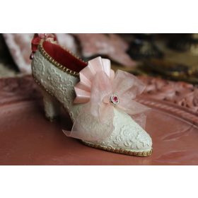 Cipellő drágakövekkel akasztós dekor