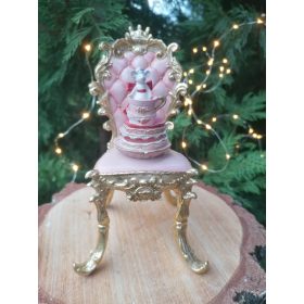 Díszes szék dekor tányérokkal, egérkével