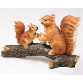 Mókusok fatörzsön