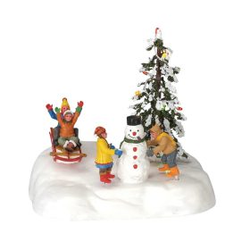   Mozgó, világító hóembert építő, szánkózó Lemax jelenet